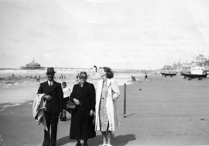 Rinze, Pietertje en Freerikje Albertsma in Scheveningen