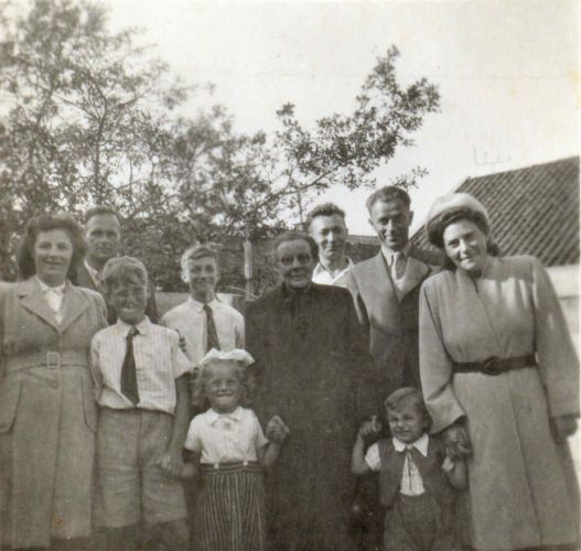 Familiefoto de Jong en Feenstra. Foto omstreeks 1946