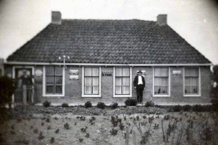 Bauke Sipkes (1845-1930) voor zijn woonhuis in Koudum