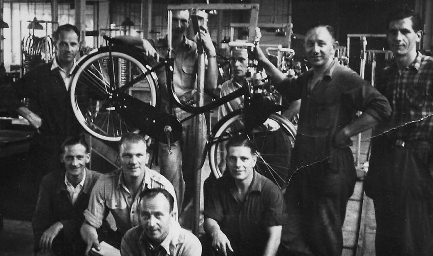 Hessel de Jong in de solexfabriek bij van der Heem in Den Haag