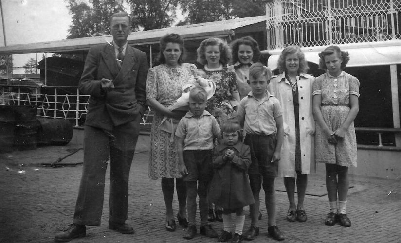 Jan van der Veen en Trijntje de Jong met kinderen