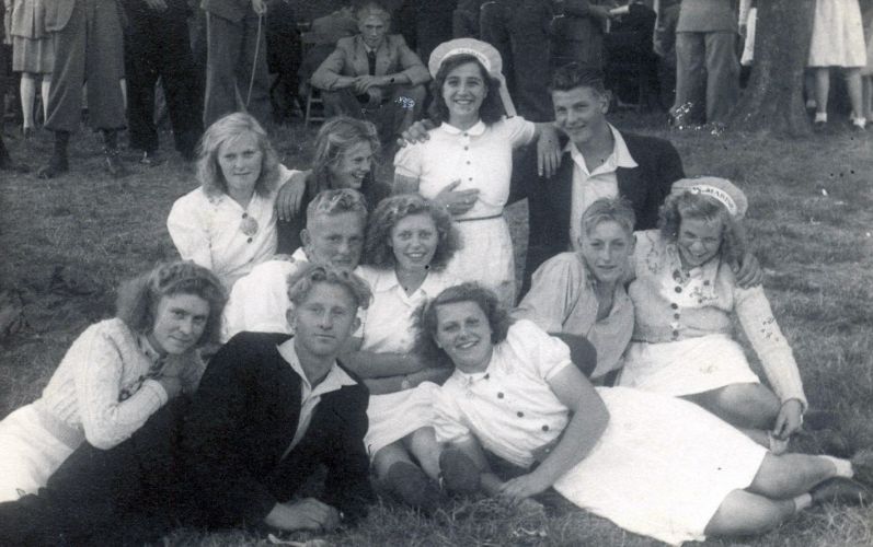 Eelkje Schotanus met vrienden uit het Heidenschap