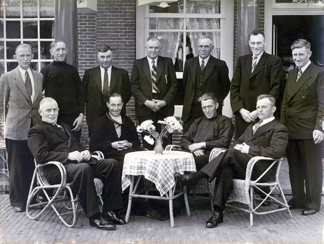 Hylke Smits (1899-1974) 2e van rechts