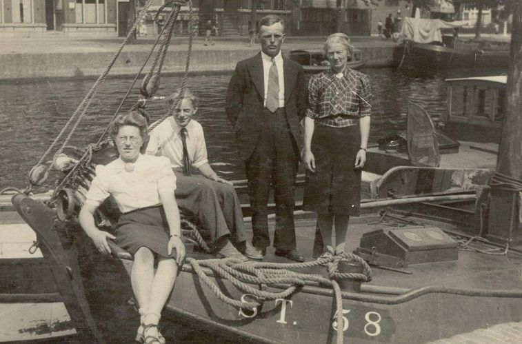 Familie Smits aan boord van de Staveren 58