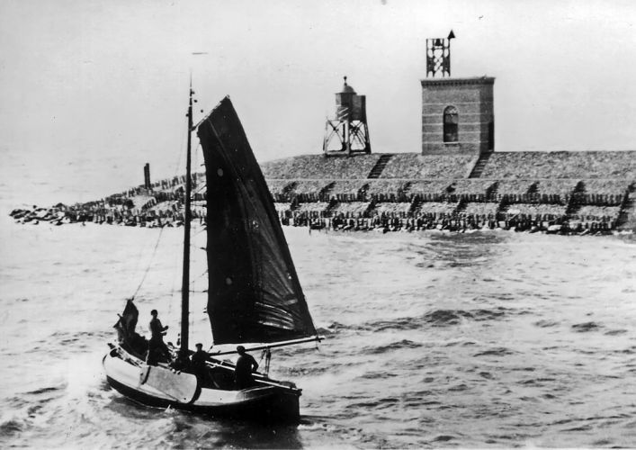 Scheepje in spoorhaven te Stavoren