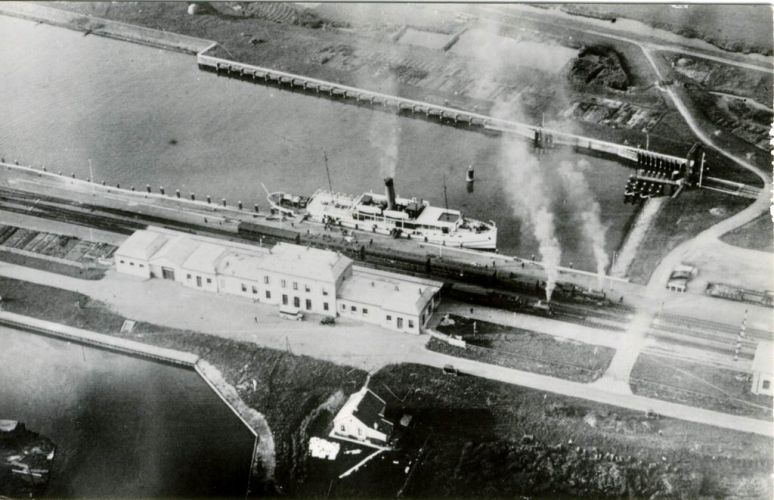 Luchtfoto van station en veerboot in Stavoren