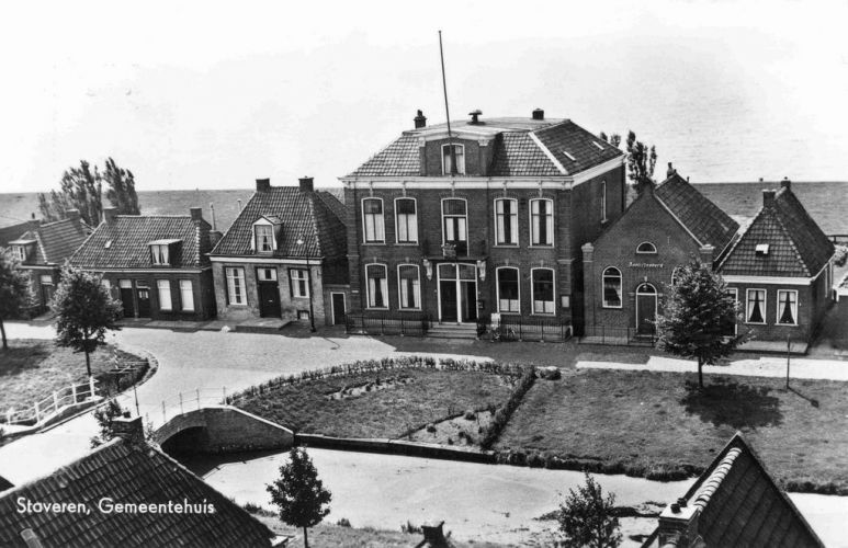 Stavoren gemeentehuis gezien vanaf de kerk 1969