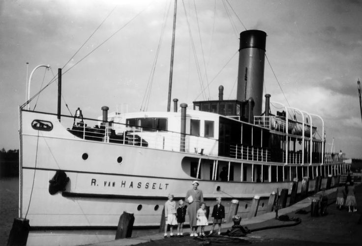ss R. van Hasselt met familie Albertsma op de voorgrond.